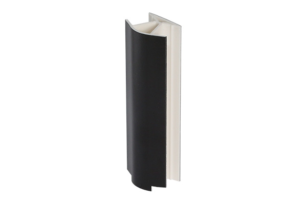 картинка УГОЛ 135 гр,Д\ЦОКОЛЯ 150мм ЧЕРНЫЙ (РОССИЯ)(ПВХ) от магазина комплектующих для производства мебели "Панорама"